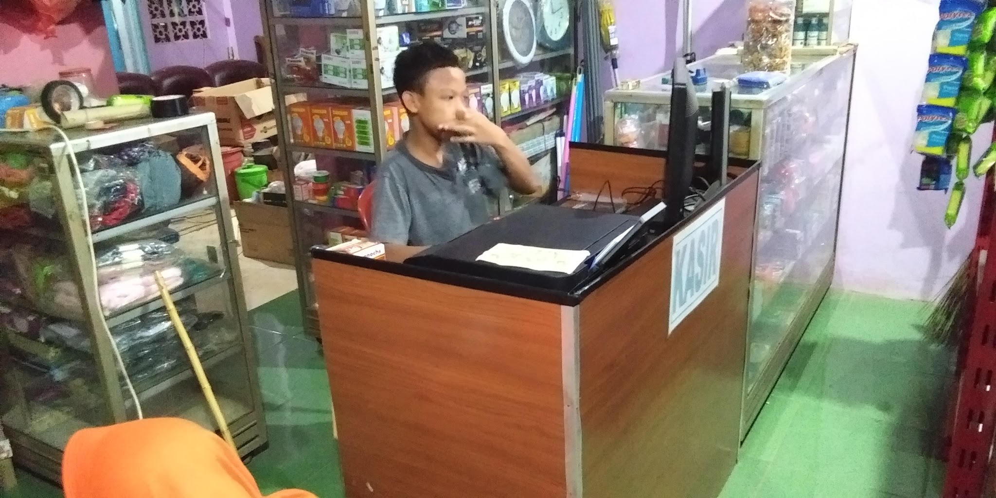 Meja kasir dan etalase lampu bohlam