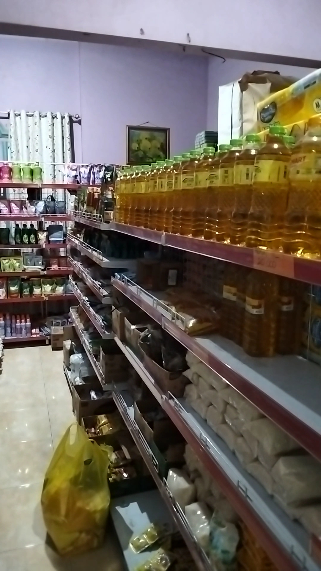 Lorong minyak goreng dan bumbu sembako